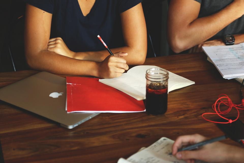 Réunion de travail autour d'ordinateurs portables