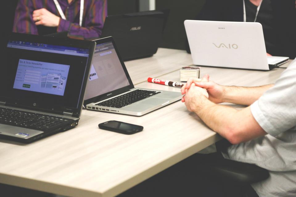 Ordinateur portable dans un bureau