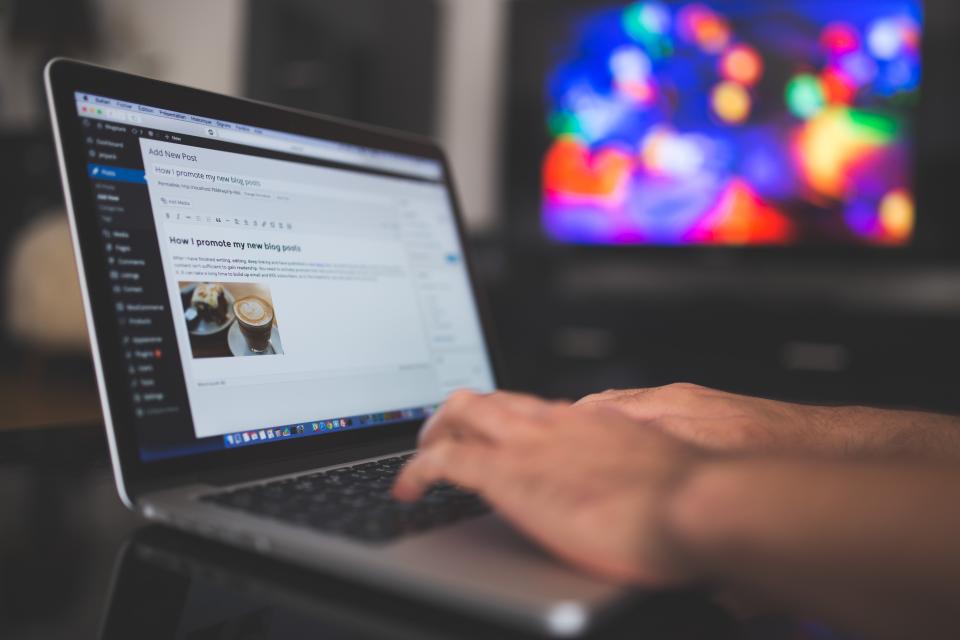 Ordinateur portable dans un bureau