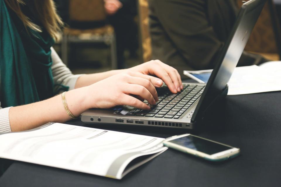Ordinateur portable dans un bureau
