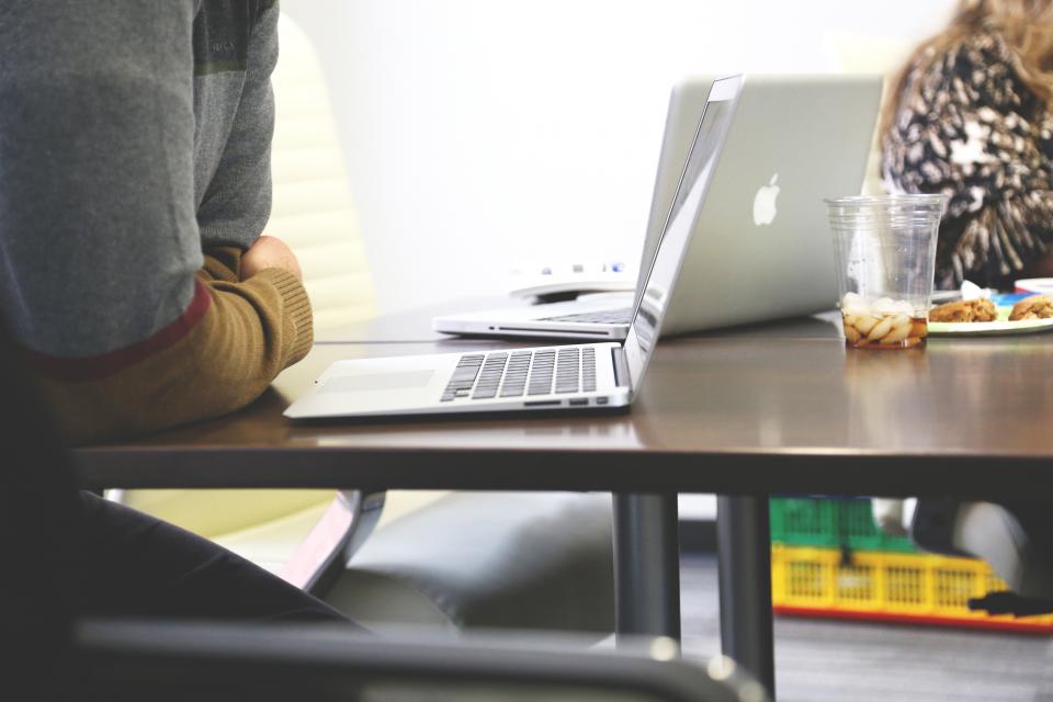 Réunion de travail autour d'ordinateurs portables
