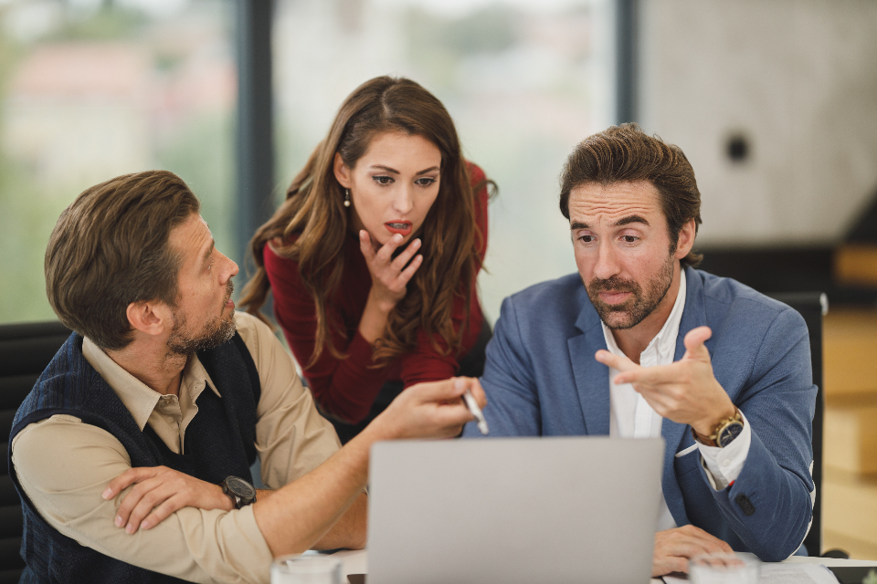 Réunion de travail autour d'ordinateurs portables
